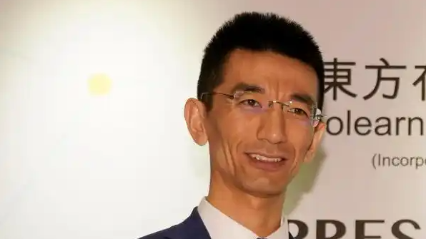 东方甄选前CEO孙东旭直播卖书