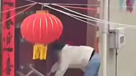  男子爬梯子贴春联时不慎摔落