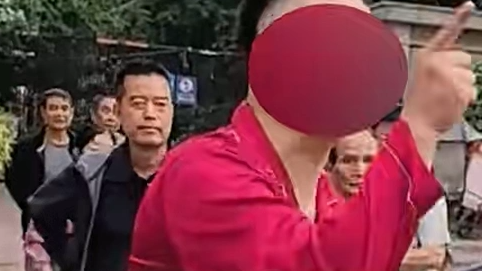 西安一女孩在街上遭陌生男子殴打