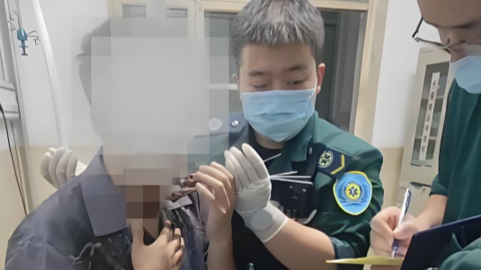  山西小伙脖子被扎多根烧烤签