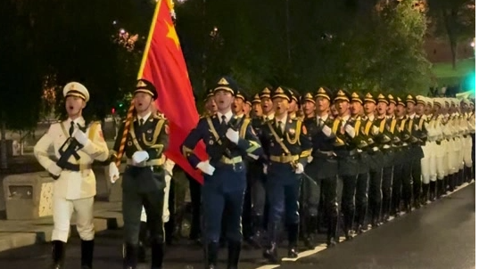中國儀仗兵在莫斯科齊唱《歌唱祖國》