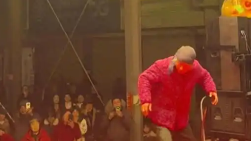 “霹雳老奶”皮下竟是50岁大叔