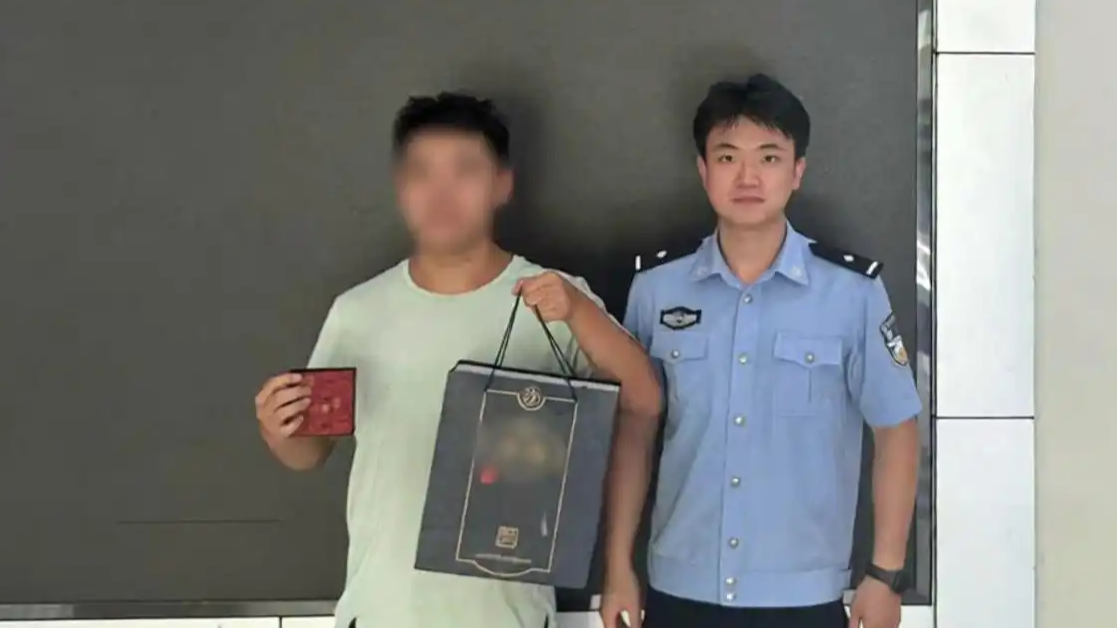 小伙只顾着哄女友手镯白酒放地上被偷