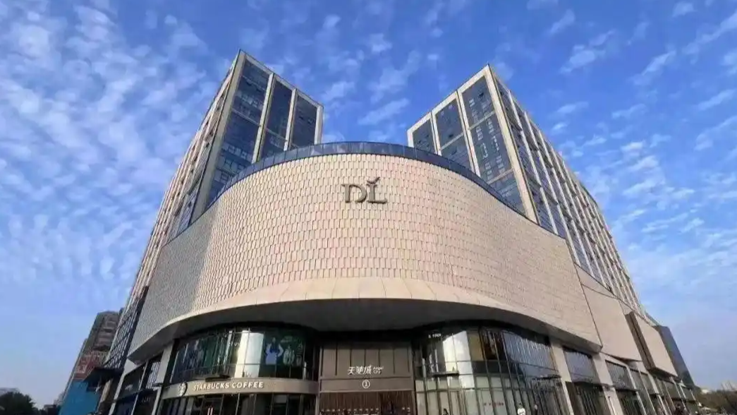 老人偷买三轮车在家试驾撞烂围墙