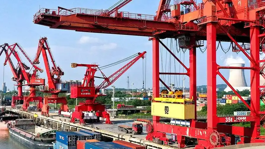  中国经济靠什么“顶住了压力”