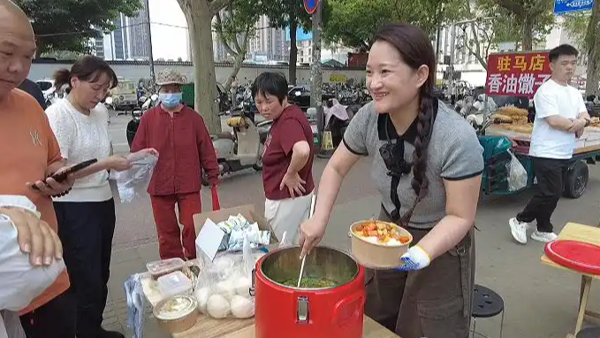宝妈摆6元管饱摊 只供病患家属