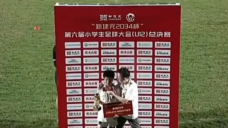 定南赣联踢日本赛前看《八佰》