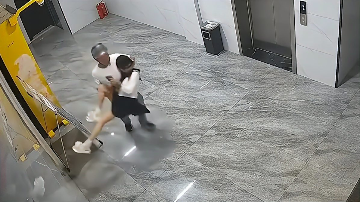  电梯厅抱压猥亵女子的头盔男被抓