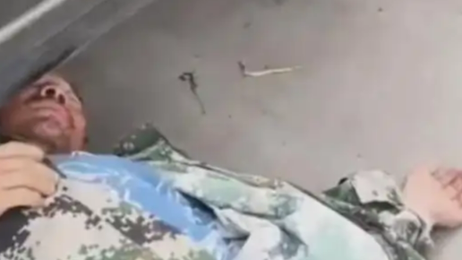 男子发现大爷把头伸在车底下睡觉