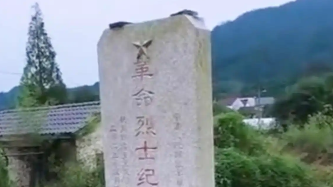 男子偶遇烈士纪念碑 留下国旗后哽咽