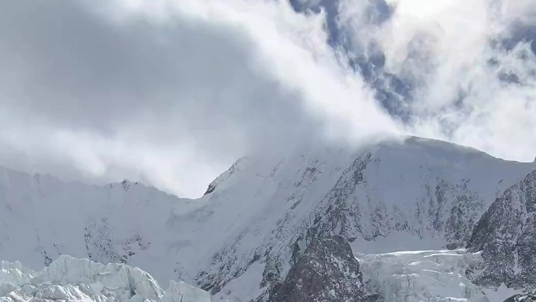  雪山求生幸存者：单手单脚爬了10小时