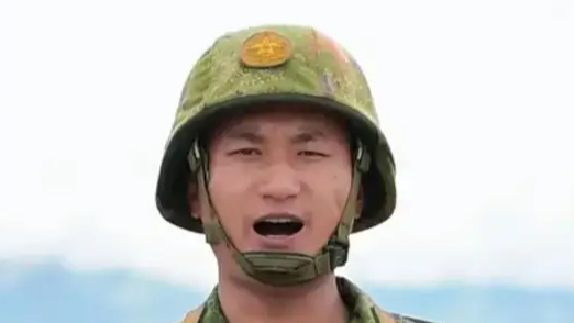 贾玲在粉丝胸肌上签名