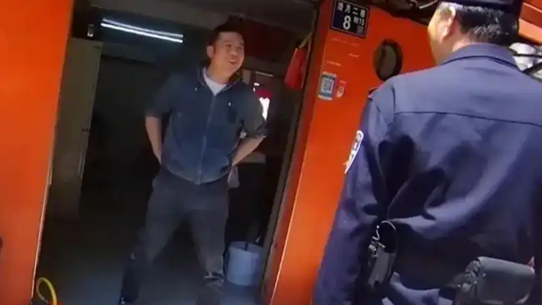 老人买小笼包误转2万多 老板报警