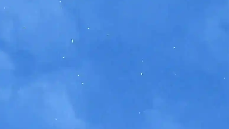 西安上空現(xiàn)大量白點狀不明飛行物