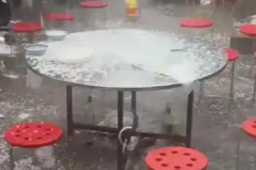   众人吃席遇暴雨冰雹 站凳上半小时 缩略图