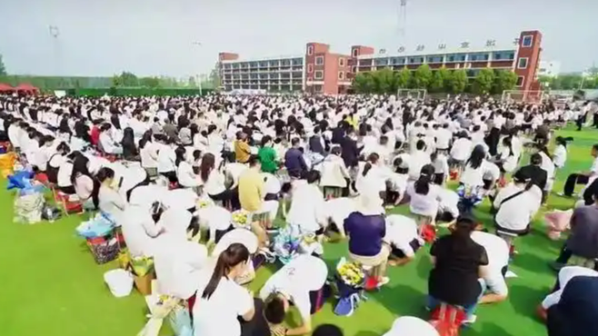 高中办成人礼 学生集体“十跪爹娘”