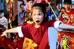   5岁萌娃打拳尽显一代宗师范儿 缩略图