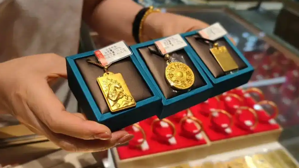  高考结束 黄金饰品开辟成人礼赛道