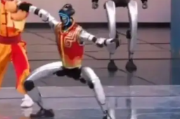   去年转手帕 今年翻桌跑酷 缩略图