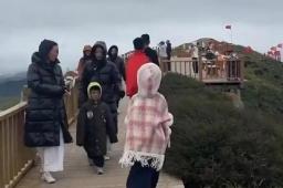   甘肃一景区太冷 有人穿长款羽绒服 缩略图