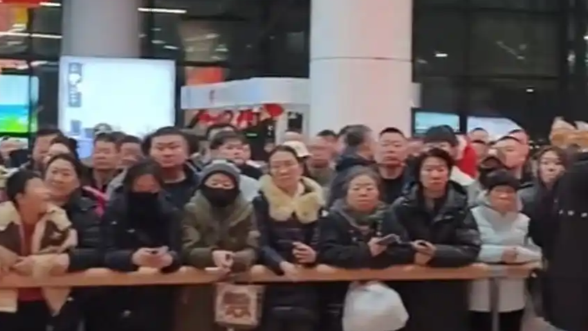  凌晨的沈阳机场满是接站人