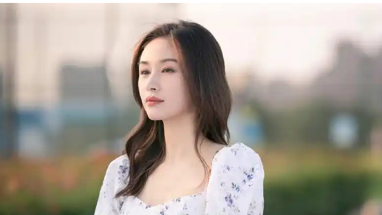  众多明星走红毯 王子文不慎摔倒