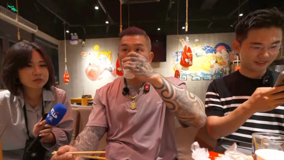  台网红“馆长”被投喂茶叶蛋榨菜