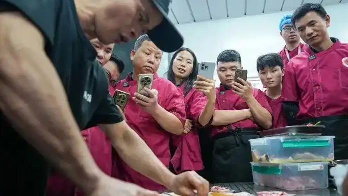  烧烤学院第一届学生毕业了