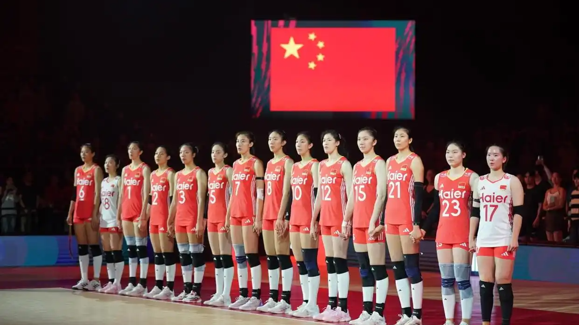 台风杨柳肆虐 车辆被飞落铁皮架砸中