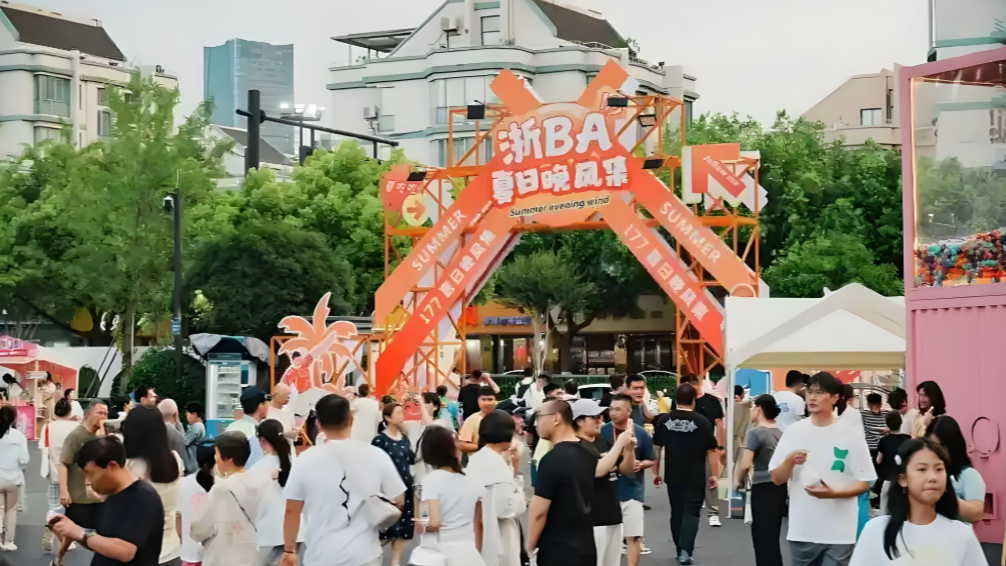 “汉超”开踢 揭幕战吸引4.6万人观赛