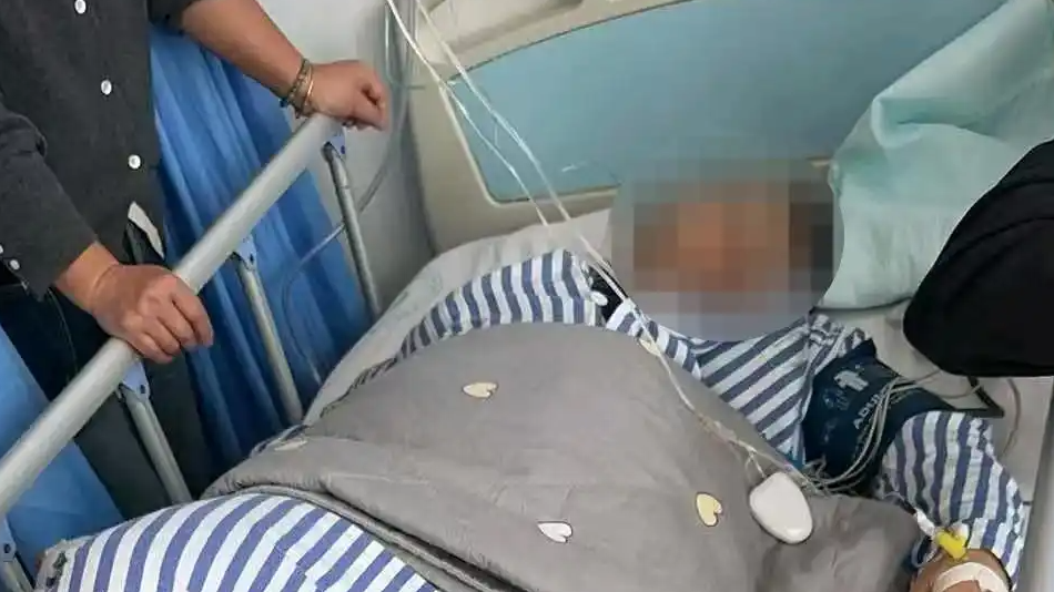  女子边充电边玩手机遭电击多处受伤