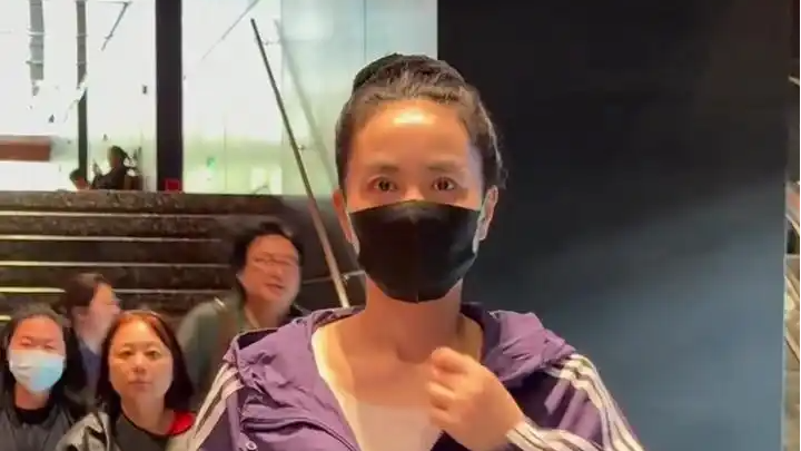  网友看话剧偶遇王菲