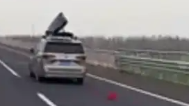 前车车顶行李箱被吹开 沿途爆装备