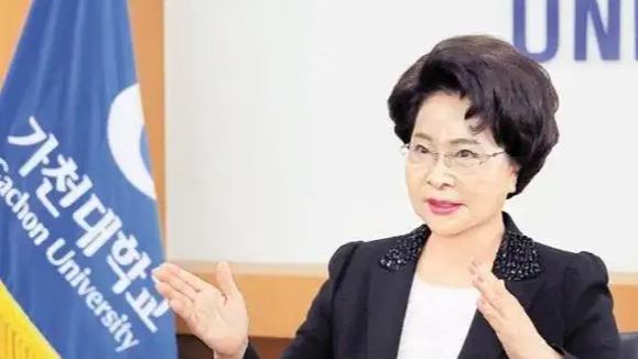  韩国93岁“冻龄”女校长再引热议