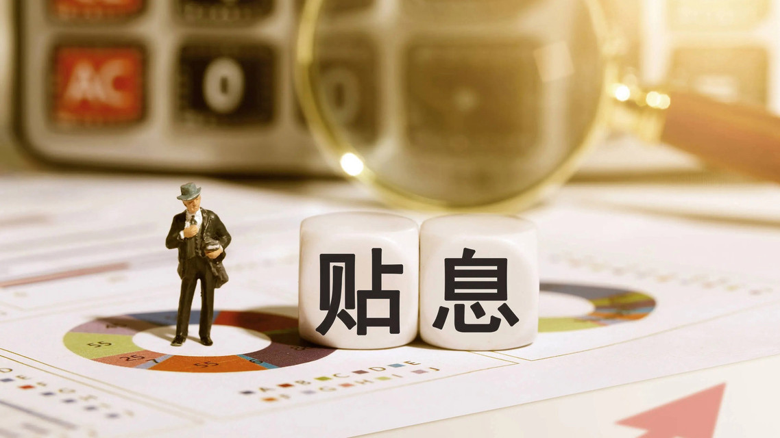 密密麻麻黑甲虫爬满酒店墙壁