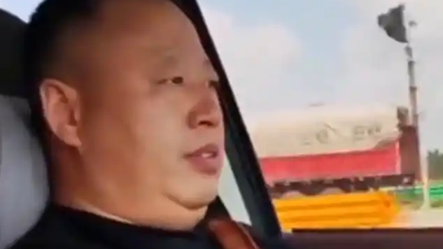 父亲自驾上万公里送龙凤胎报到