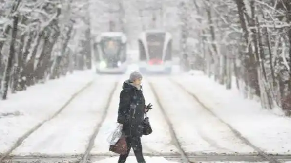俄罗斯一地居民挖通积雪才能回家