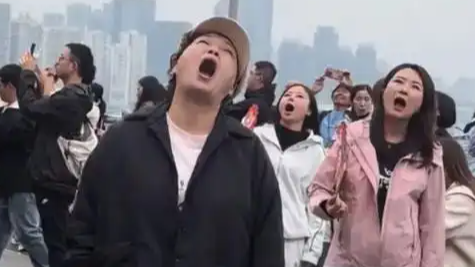 清明来重庆“吃”个轻轨再走吧