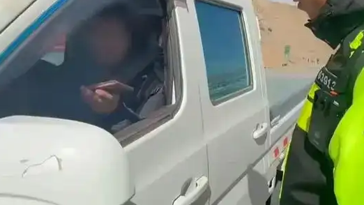 司机被查 拿出“驾驶证”逗乐交警