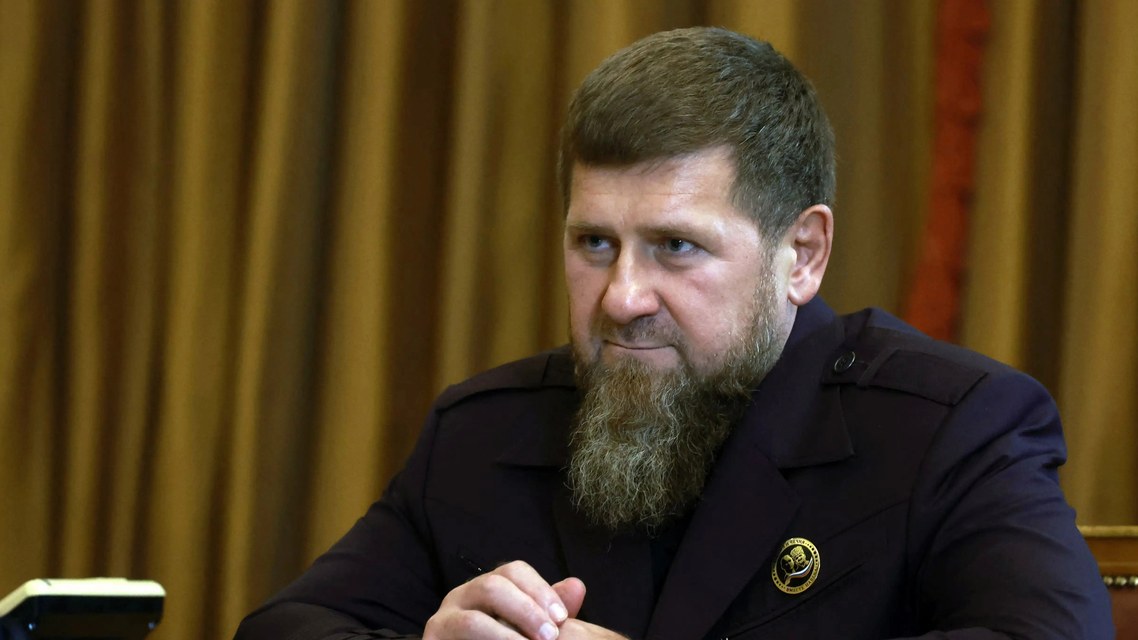 被传病危后 车臣领导人拄拐露面