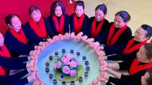 妇女节阿姨们跳手势舞 整齐划一