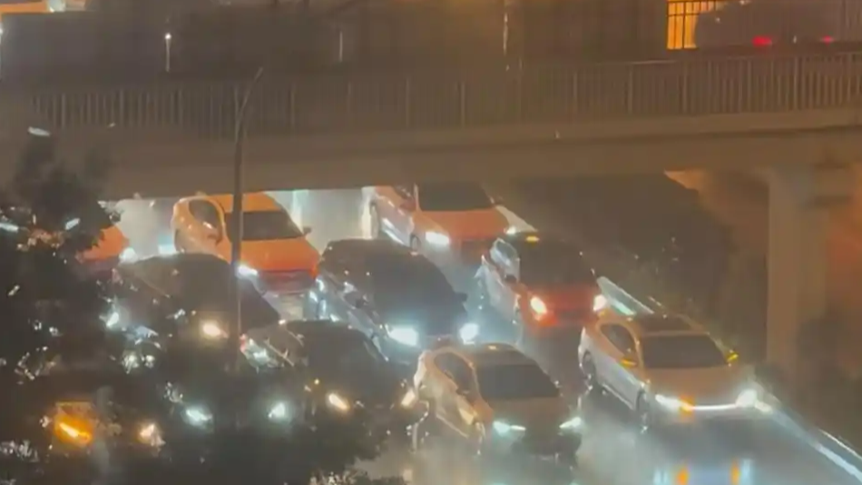  北京交警：请选择合法停车位置避雨