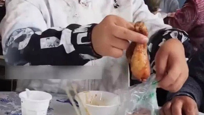  小男孩吃席专门打包鸡腿留给奶奶