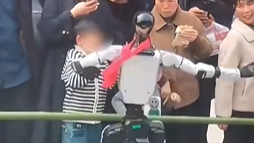 小孩看机器人跳舞挨了一巴掌