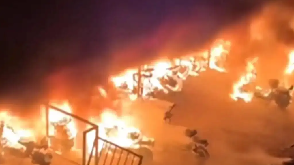  郑州一高校充电车棚深夜起火