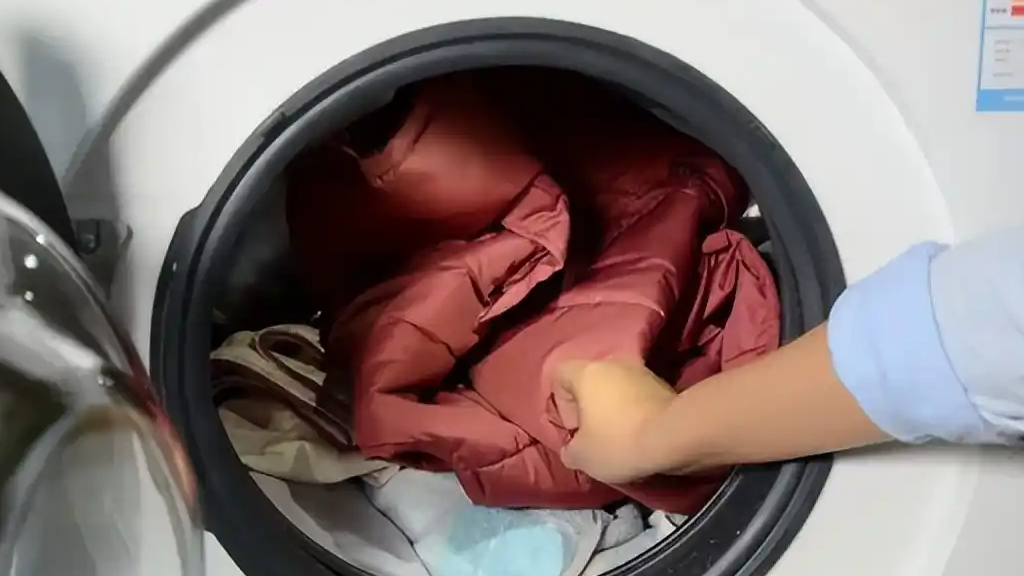 羽绒服机洗会“爆炸”？这样洗才安全