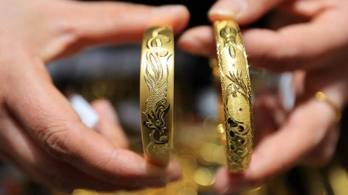  金价下跌买30克镯子差价有一万多