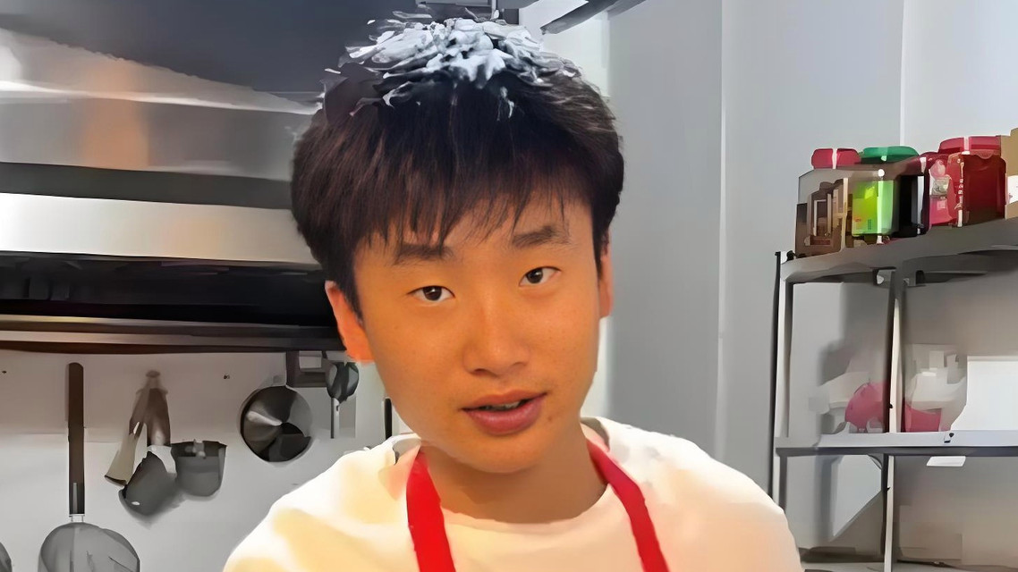男子长期刷手机右手变成“扳机指”