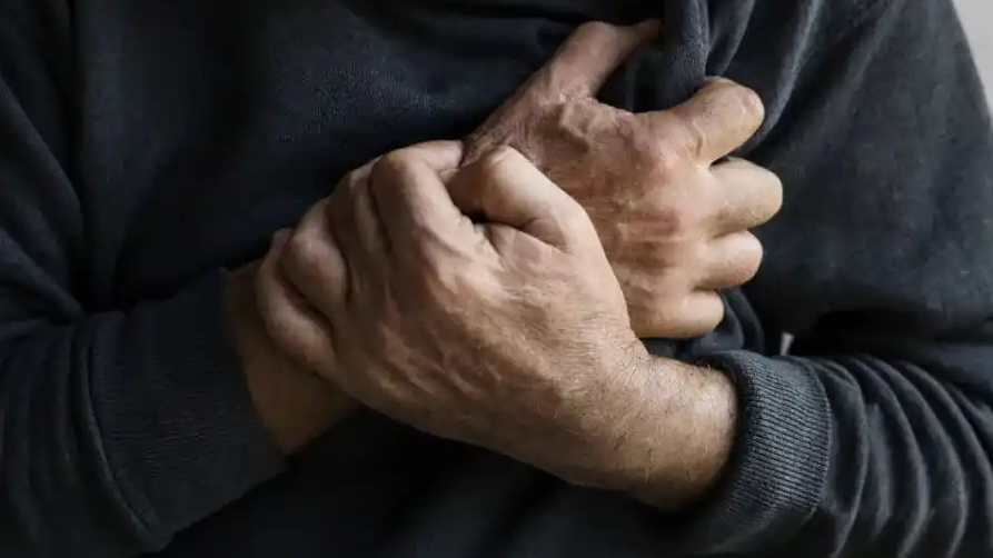 男子便秘3天后用力排便时心梗倒地