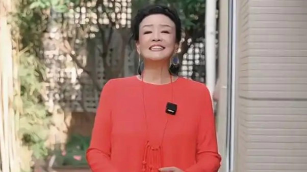  张兰穿旗袍现身儿子汪小菲婚礼